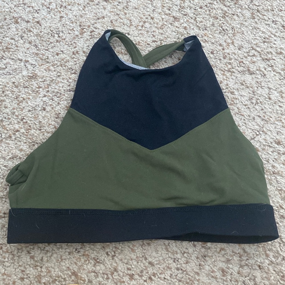 SUPER CUTE! High neck sports bra.